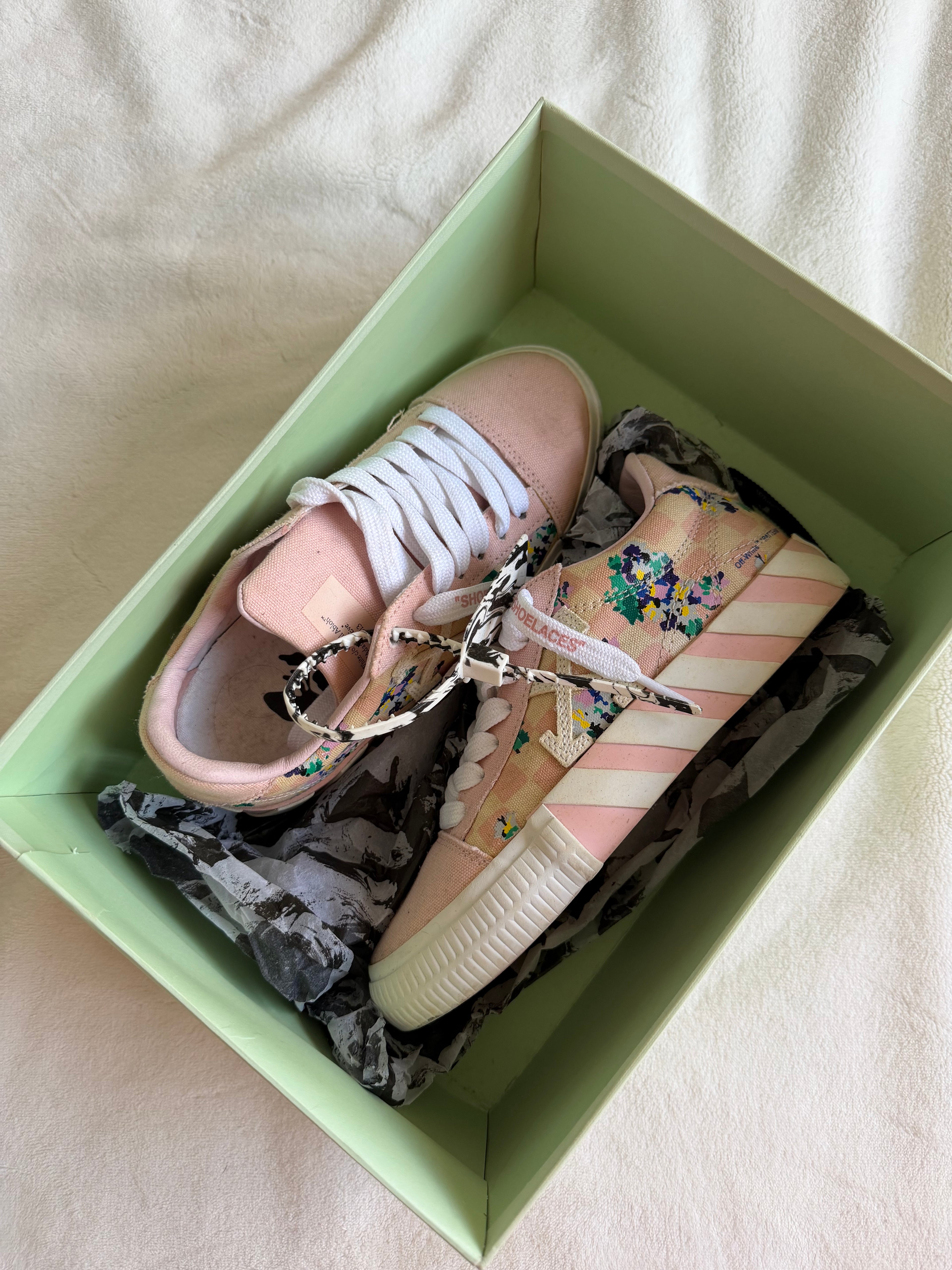 OFF WHITE PINK FLORAL